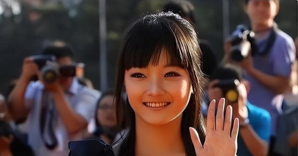 鼎信天下 因戏结缘成夫妻，恩爱十年零绯闻，女儿8岁已成小戏骨